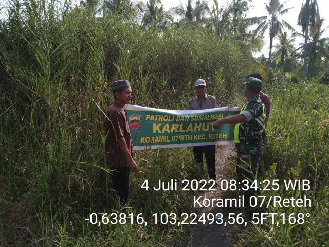 Patroli Bekas dan Sosialisasi Guna Cegah Karhutla Oleh Serda Wahyudin di Wilayah Binaan