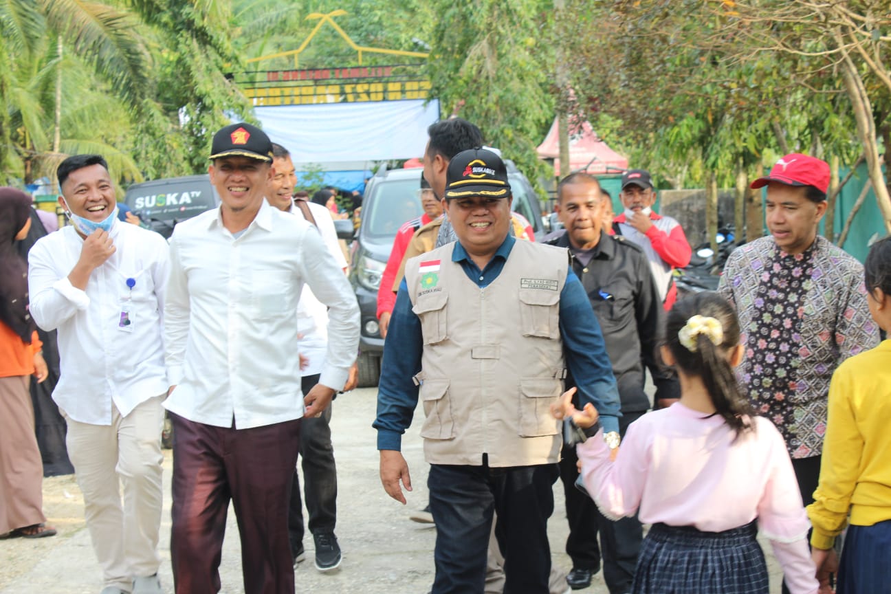 Direktur Pascasarjana Uin Suska Riau Serahkan Piala Opening Turnamen Sepak Bola Ninik Mamak Cup 2022