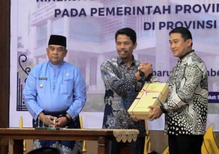 Ajak Basmi Stunting, Wakil Ketua DPRD Provinsi Riau Hardianto Hadiri Penyerahan LHP