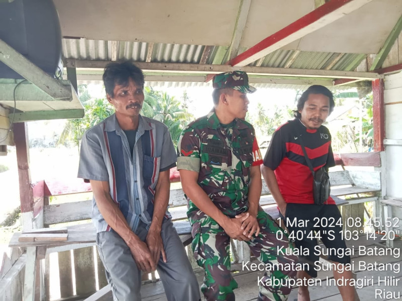 Koramil 07/Reteh Bersama Warga Turun Untuk Melaksanakan Komsos di Binaan