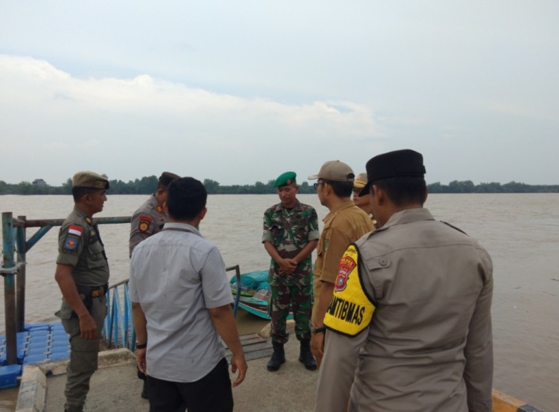 Sinergi TNI-Polri dan Warga dalam Rutinitas Patroli Siskamling di Koramil 07/Reteh