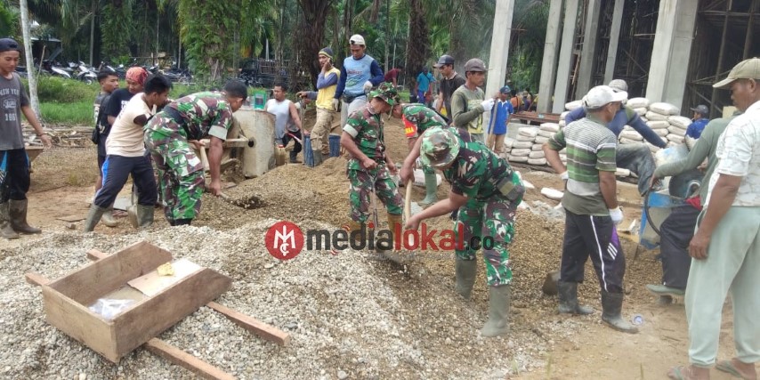 Anggota Koramil 03/Tempuling Goro Bangun Masjid Bersama Masyarakat Kempas Jaya