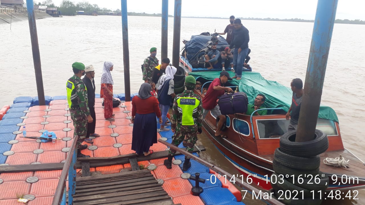 Babinsa dan Anggota Remaja Kodim 0314/Inhil Lakukan Gakplin di Pelabuhan Sungai Piring