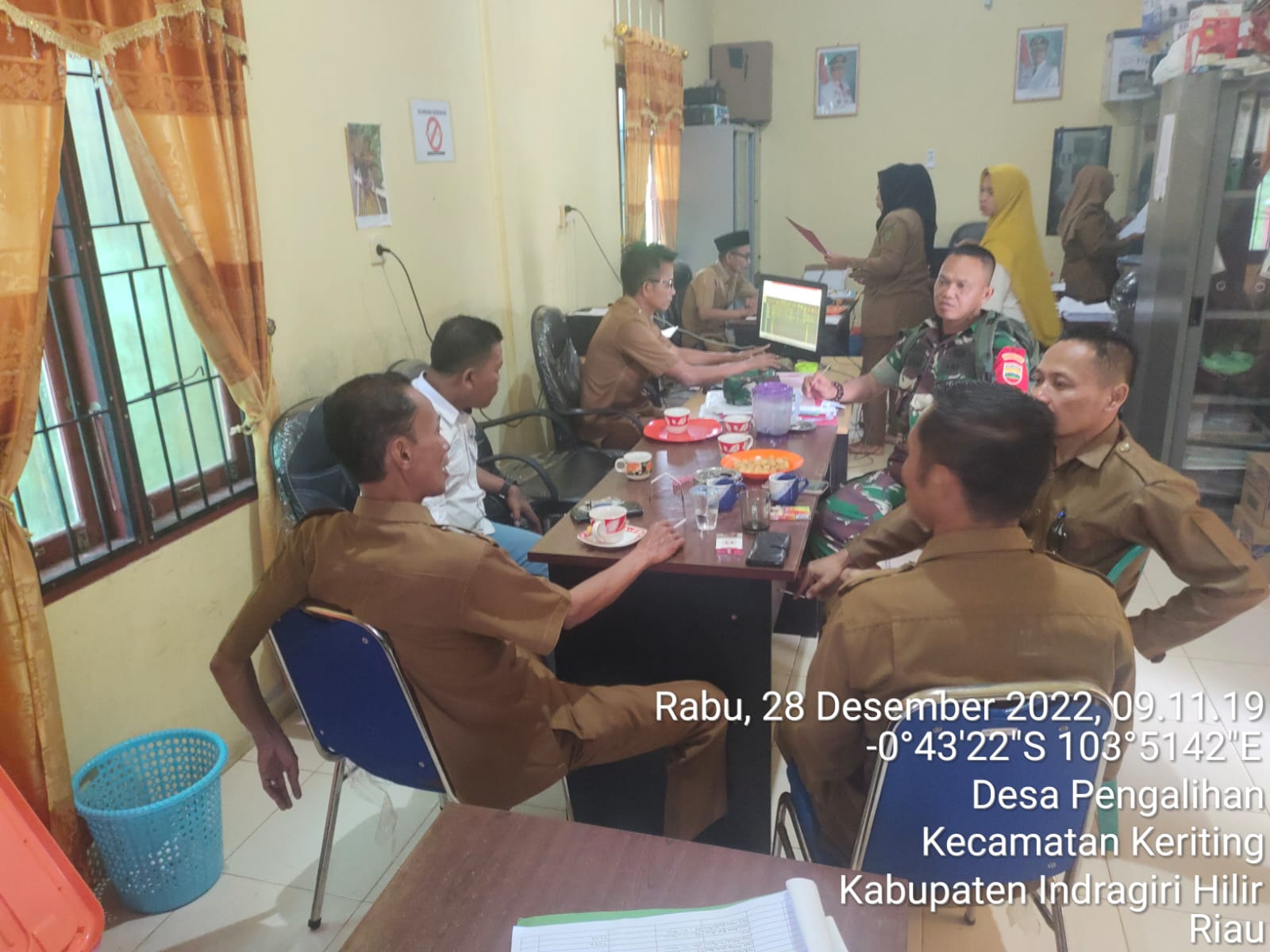 Babinsa Koramil 09/Kemuning Bersama Perangkat Desa Adakan Komsos