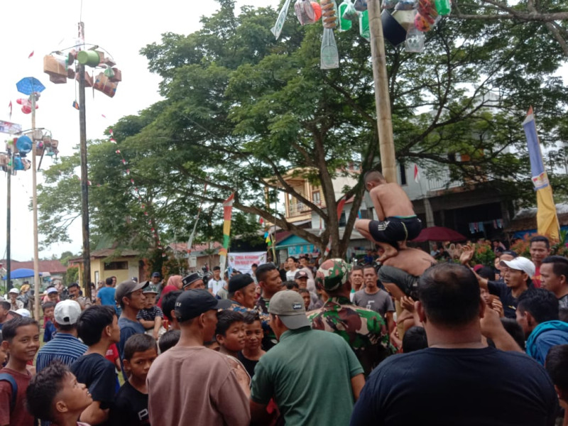 Meriahkan HUT TNI ke-78, Koramil 03/Tpl Gelar Lomba Panjat Pinang Dan Mewarnai