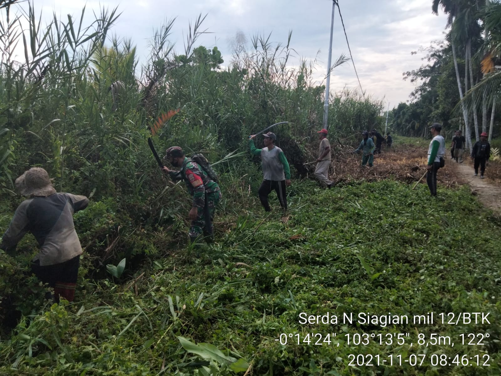Babinsa Sungai Dusun Lakukan Pembersihan Rumput Liar Bersama Masyarakat