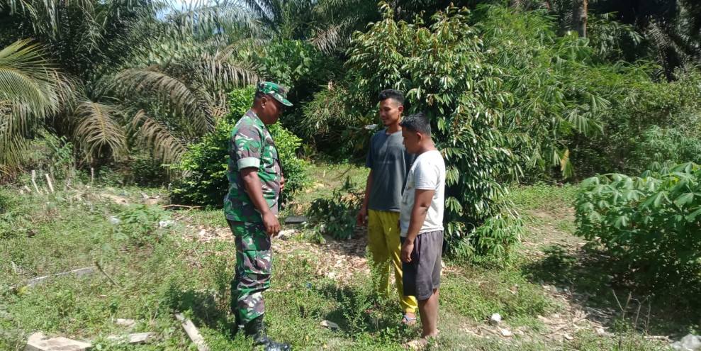 Pelaksanaan Patroli dan Sosialisasi Rutin Karlahut Bersama Babinsa Koramil 09/Kemuning