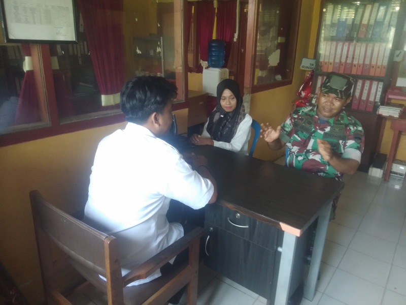 Bersama Anggota Staf Kecamatan, Koramil 07/Reteh Terus Berikan Informasi Terkait Persiapan Pilkades