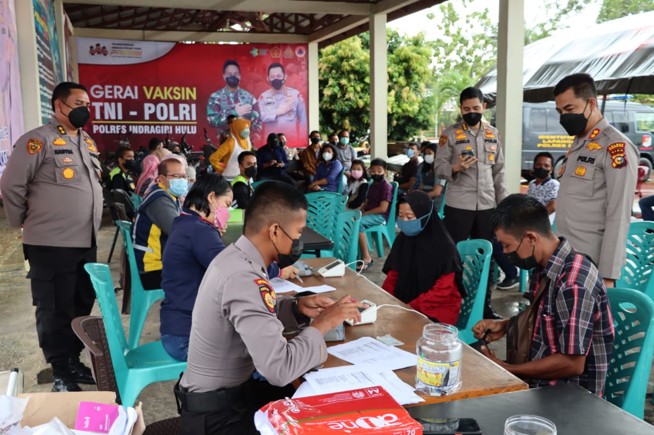 Percepatan Pencapaian Vaksinasi, Karo SDM Polda Riau Tinjau Sejumlah Lokasi Vaksinasi di Inhu Percepatan Pencapaian Vaksinasi, Karo SDM Polda Riau Tinjau Sejumlah Lokasi Vaksinasi di Inhu