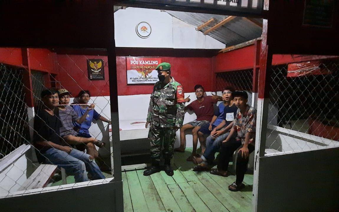 Babinsa 03/Tempuling Lakukan Patroli dan Pemantauan Poskamling Dikampung Pancasila