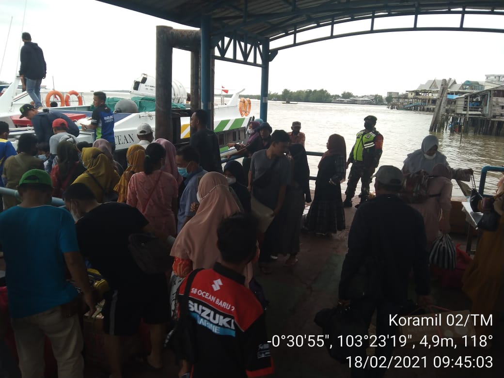 Hindari Kerumunan, Koramil 02/Tanah Merah Pantau Situasi di Pelabuhan Dishub