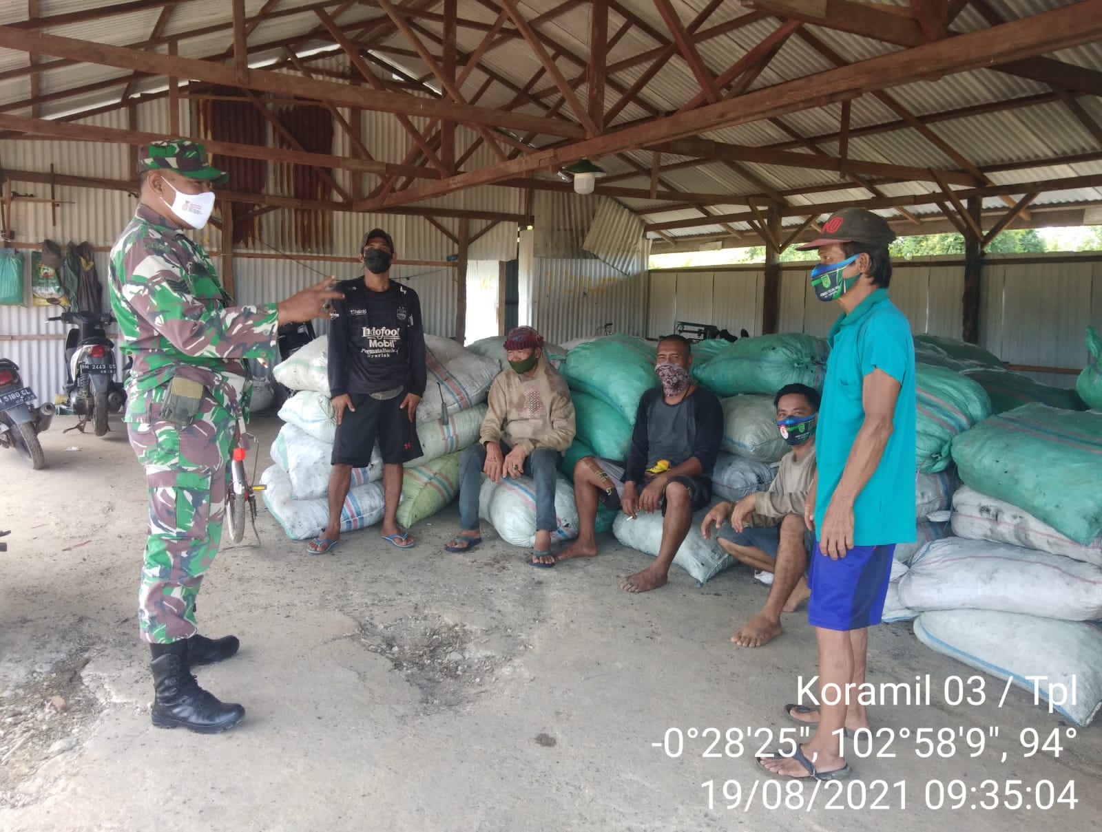 Babinsa 03/Tempuling Lakukan Komsos Bersana Warga Desa Teluk Jira