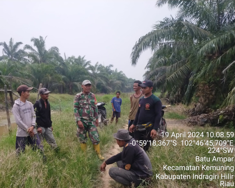 Cegah Karhutla di Binaan Bersama Babinsa Koramil 09/Kmg dan Warga