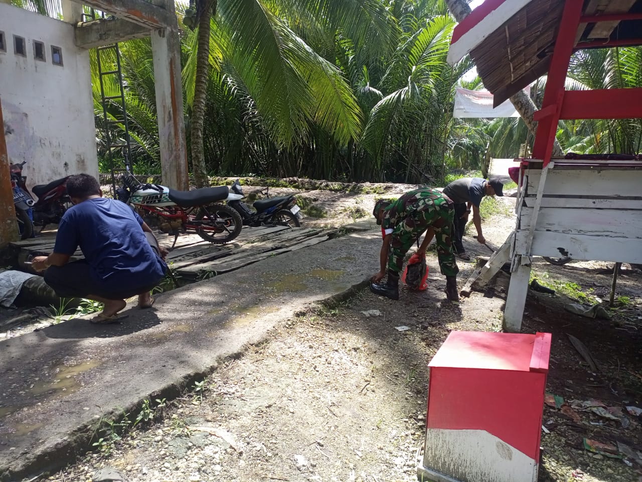 Giat Goro Untuk Saling Peduli Terhadap Lingkungan Bersama Babinsa Koramil 04/Kuindra