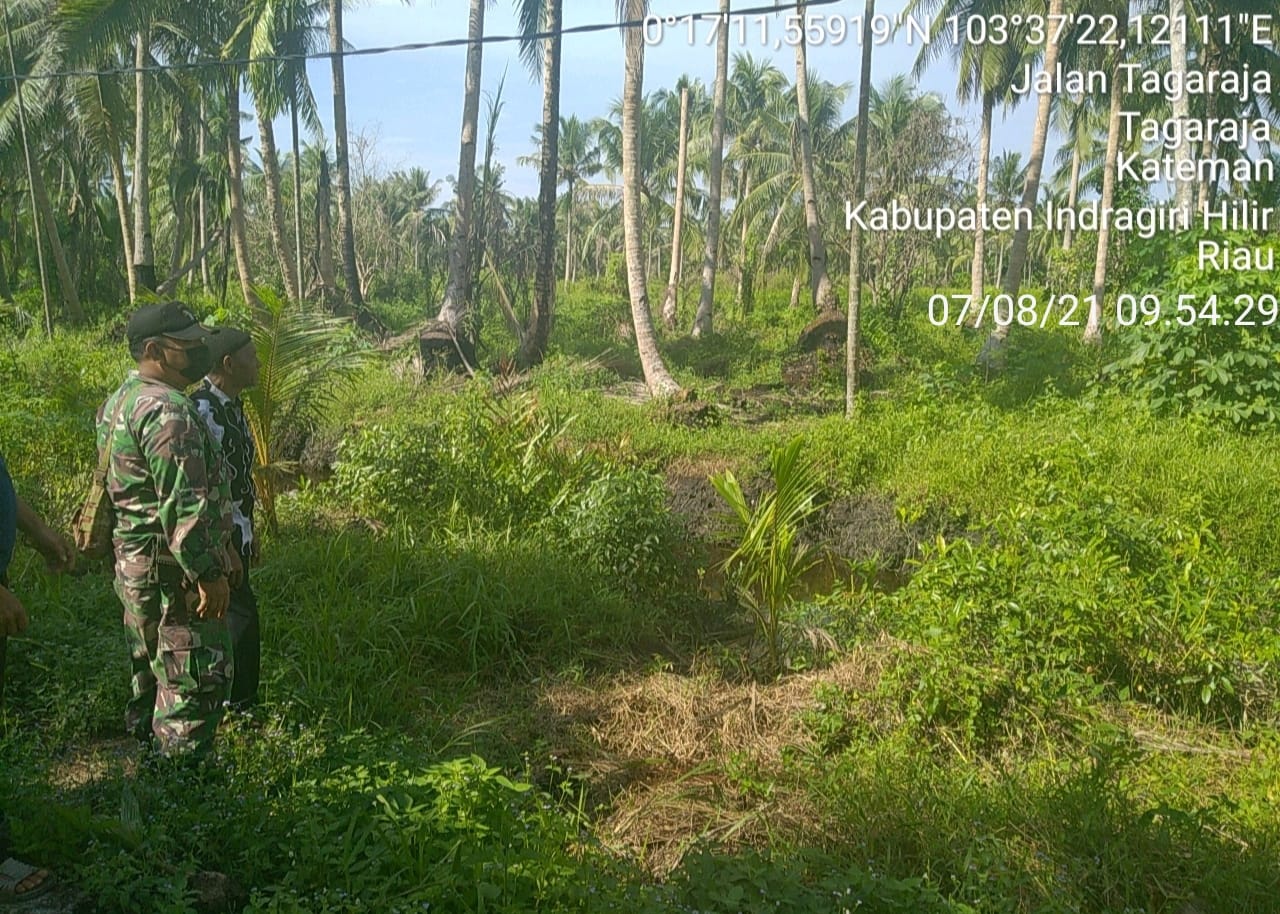 Sertu J Pasaribu Lakukan Deteksi Dini Karhutla di Kelurahan Tagaraja