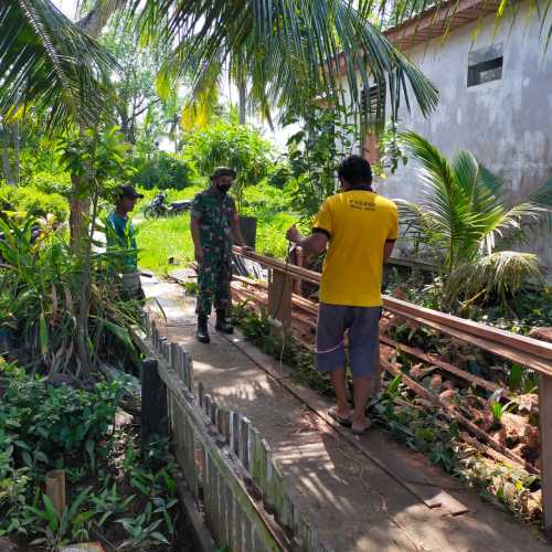 Babinsa Koramil 04/Kuindra Serda Denny. S Giat Lakukan Goro Untuk Memperbaiki Rumah Warga