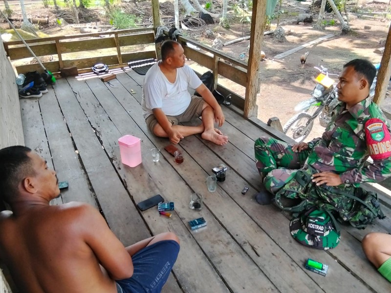 Manfaatkan Moment Hari Raya Idul Fitri, Babinsa Koramil 03/Tpl Anjangsana Kerumah warga