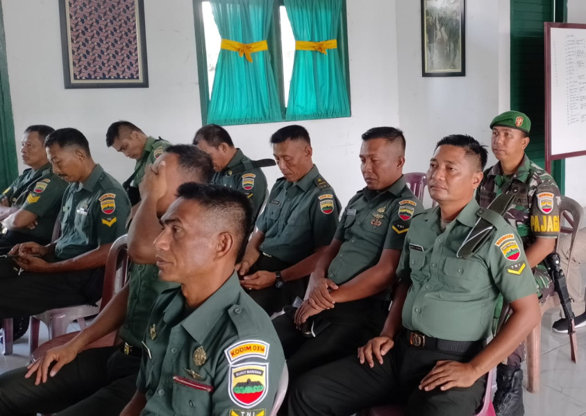 Anggota Koramil 04/Kdr Kodim 0314/Inhil Mengikuti Ceramah dari BintalDam I/BB Berikan Ceramah Bintal Umum dan Ideologi Kejuangan Kepada Prajurit, PNS dan Persit Kodim 0314/Inhil