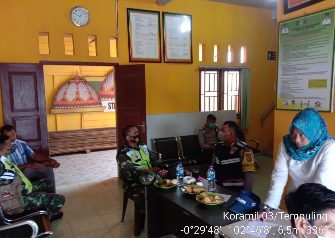 Babinsa 03/Tempuling Komsos Bersama Bhabinkhamtibmas Desa Pekan Tua