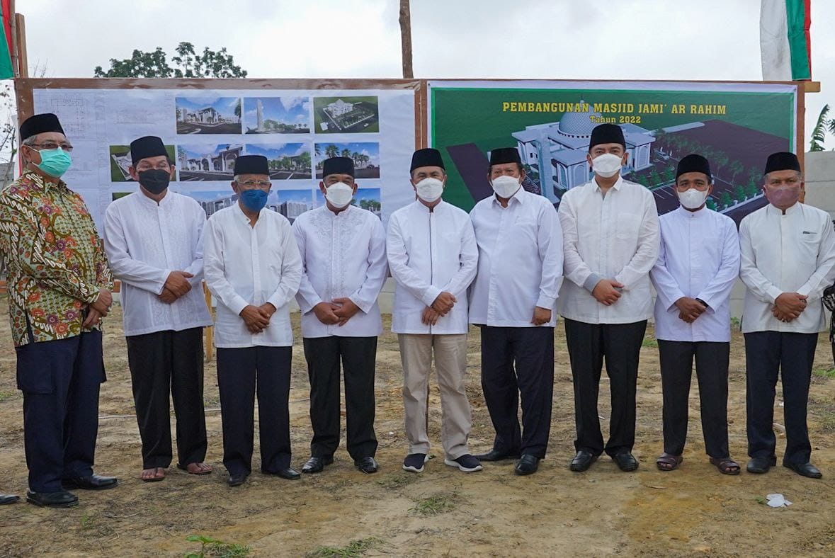Gubri Bersama Wagubri Letakan Batu Pertama Pembangunan Masjid Jami' Ar Rahim