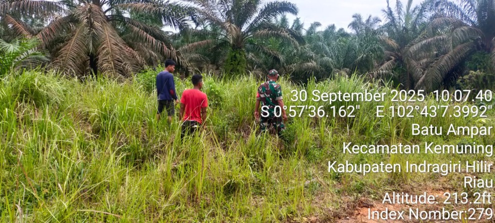 Babinsa Koptu Nasrianto Laksanakan Patroli dan Sosialisasi Karhutla di Wilayah