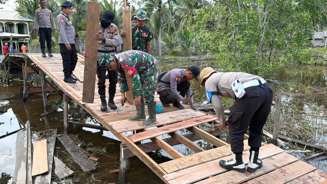 TNI dan Polri Bersama-sama Melakukan Perbaikan Jembatan di Kelurahan Sapat