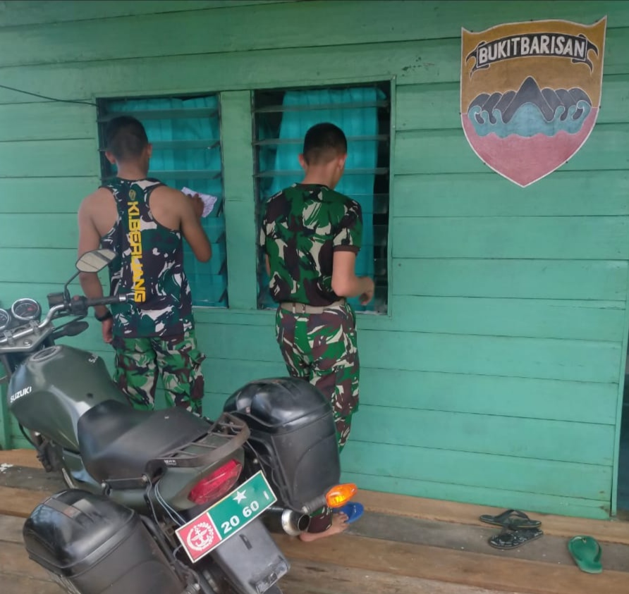 Babinsa Koramil 04/Kuindra Bersihkan Kantor di Concong Luar