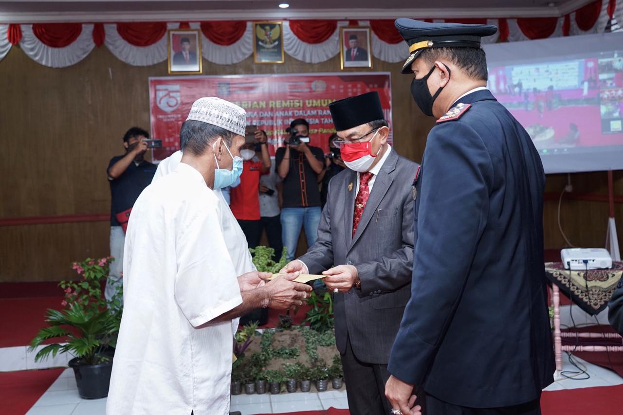 Secara Simbolis, Bupati Inhil Serahkan SK Remisi Napi Lapas Kelas IIA Tembilahan