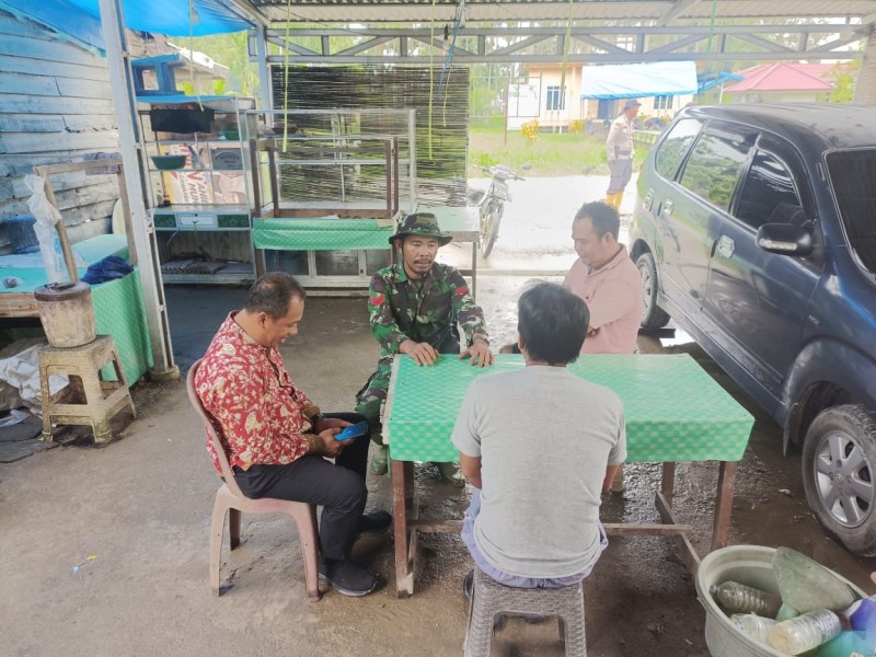 Babinsa Koramil 03/Tempuling Pererat Silaturahmi dengan Tokoh Masyarakat Teluk Kiambang