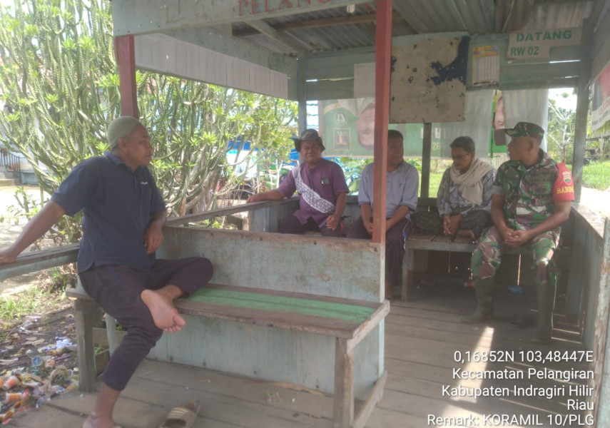 Ciptakan Jiwa Bergotong-royong, Babinsa Koramil 10/Pelangiran Ajak Masyarakat Untuk Terus Jalankan Nilai-nilai Pancasila