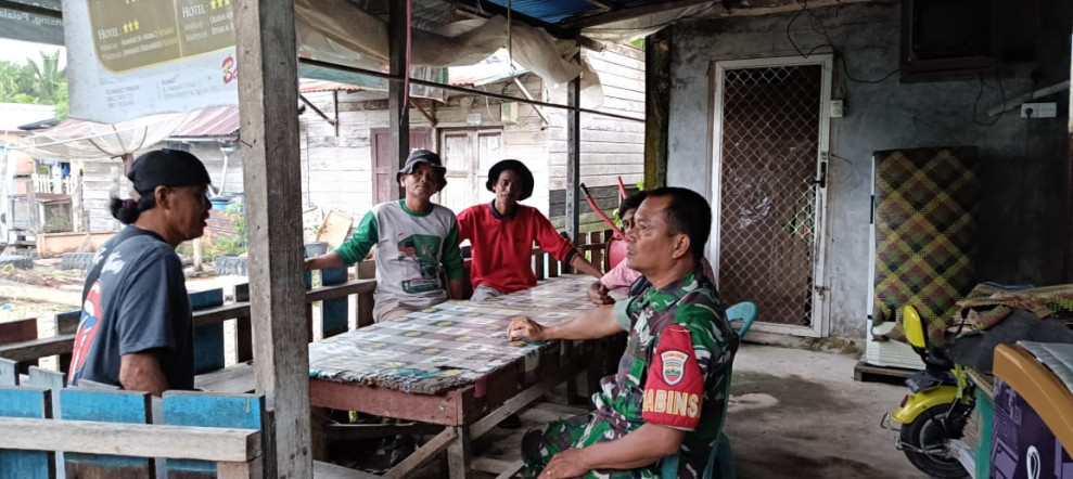 Babinsa 05/Gas Serda Rudi Hartono Komsos Bersama Masyarakat
