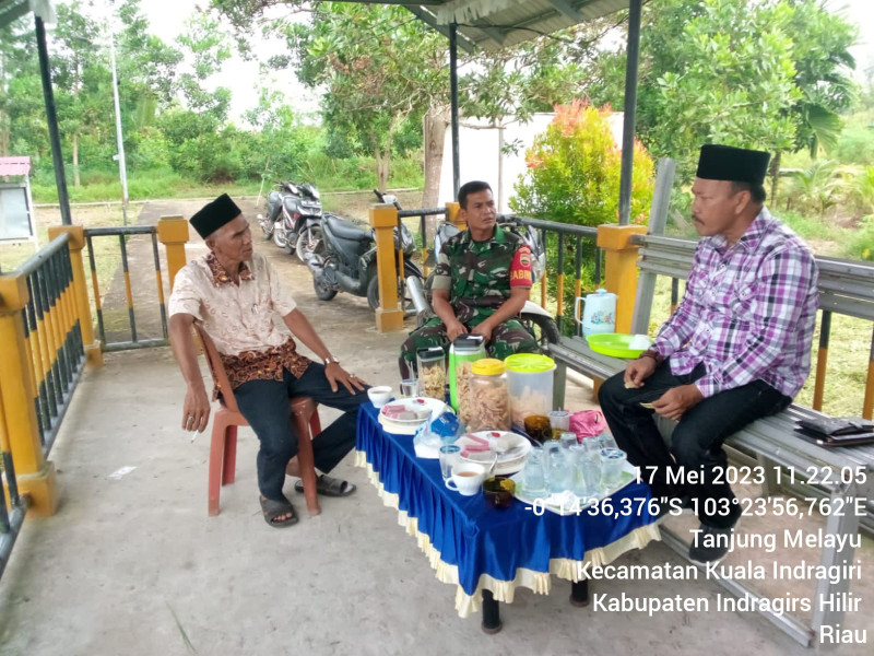 Bersama Aparat Desa dan Camat, Babinsa Koramil 04/Kuindra Jalin Silaturahmi