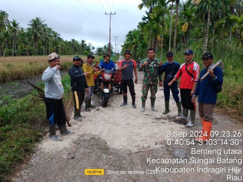 Wujudkan Kekompakan, Koramil 07/Reteh Bersama Warga Bantu Perbaiki Jalan