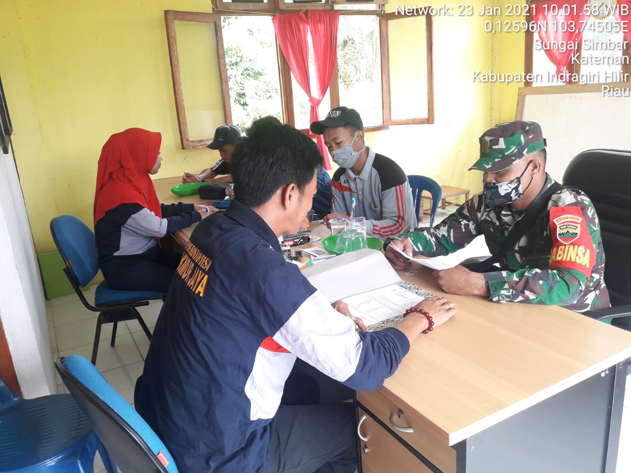 Babinsa Desa Makmur Jaya Sosialisasikan Terkait Penerimaan Prajurit TNI-AD 2021