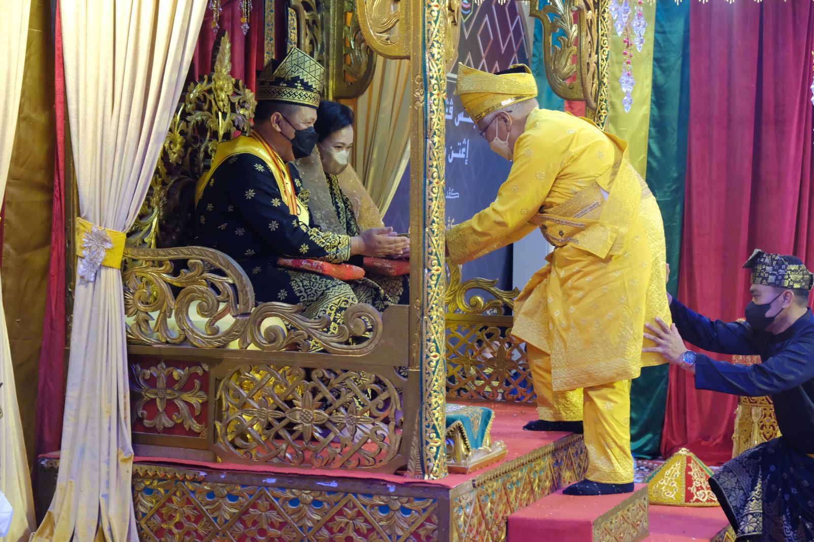 Melalui Prosesi Sakral, Kapolda Riau Terima Penghargaan Ingatan Budi Dari Lembaga Adat Melayu Riau 