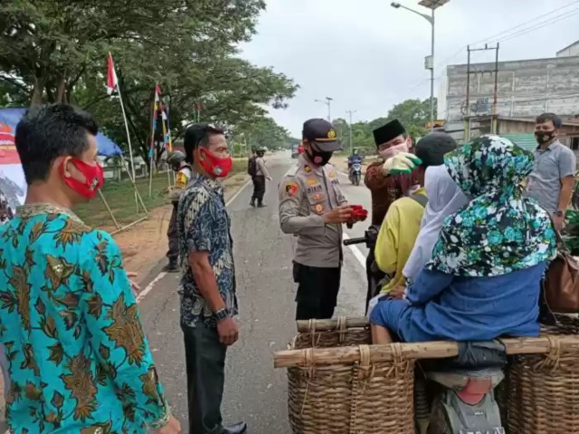 Polsek Rimba Melintang Bagikan Masker dan Kampanye Jaga Jarak