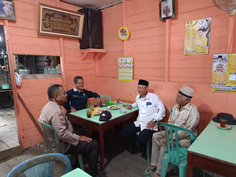 Bhabinkamtibmas  Giat Cooling System Untuk Sosialisasikan Pilkada Damai 2024 Di Desa Belantaraya