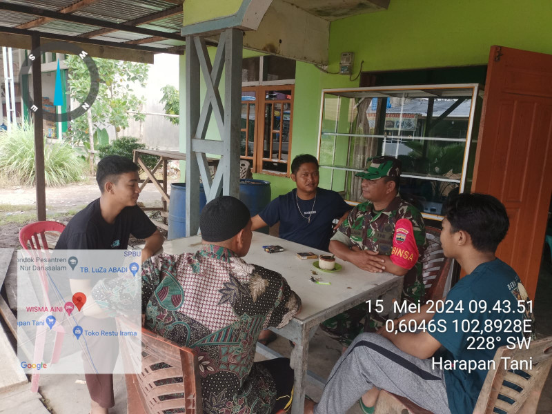 Jalin Kedekatan, Babinsa Koramil 03/Tpl Serka J. Siallagan Komsos Bersama Warga di Desa Binaan