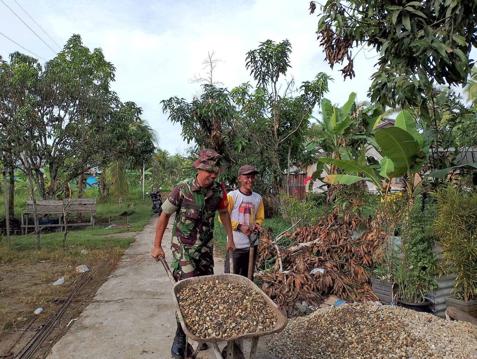 Babinsa Koramil 04/Kuindra Serma Suhaidi Ajak Masyarakat Untuk Lakukan Goro