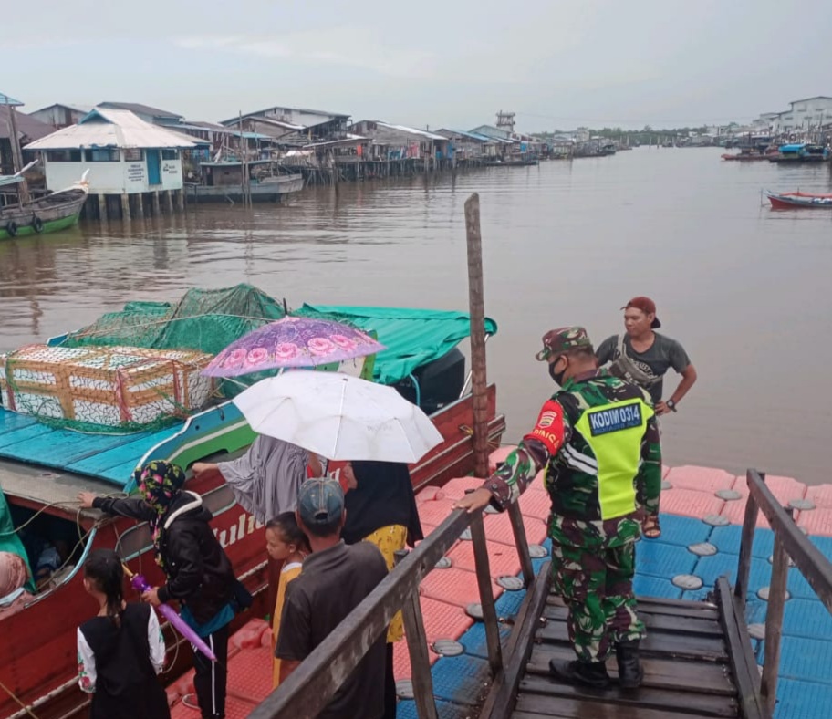 Sertu Junaidi Terus Lakukan Penegakan Protkes di Concong Luar