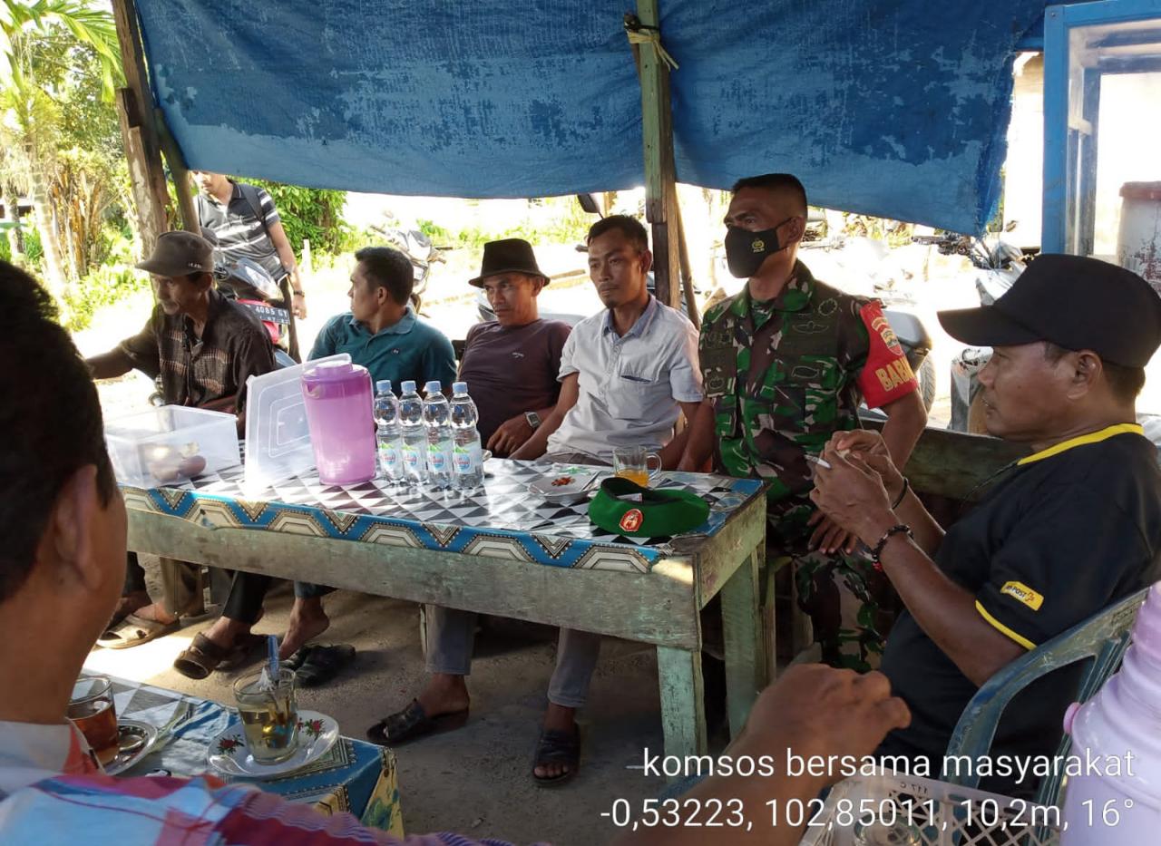 Ciptakan Kedekatan Dengan Warga, Babinsa Koramil 03/Tempuling Laksanakan Komsos