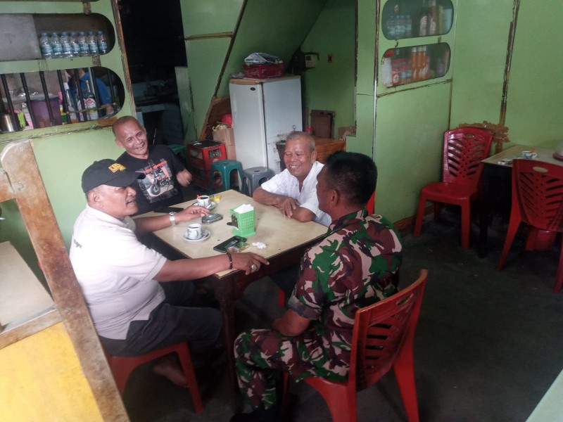 Komsos: Babinsa Serda Hendra Putra Jalin Hubungan dengan Masyarakat