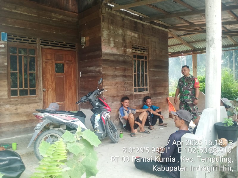 Hangatnya Kebersamaan, Babinsa Koramil 03/Tempuling Santai Bersama Warga di Momen Lebaran