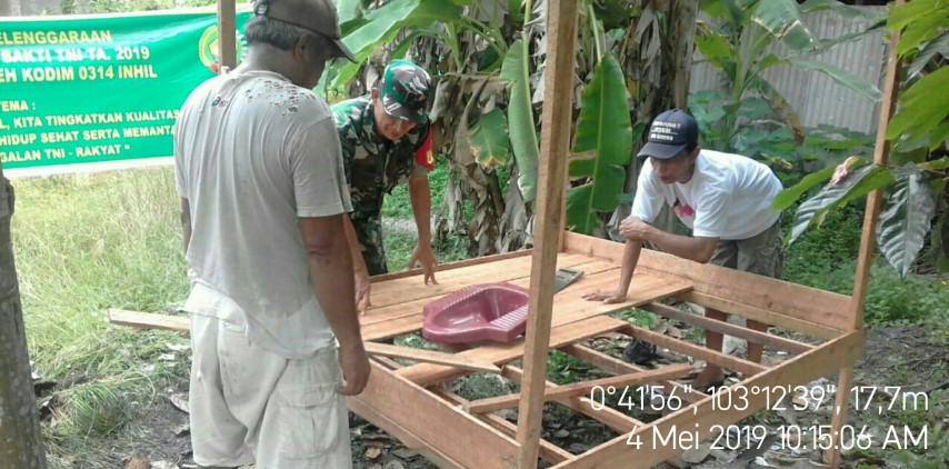 Babinsa Koramil 07/Reteh melaksanakan Karya Bakti TNI Pembuatan Jamban Keluarga