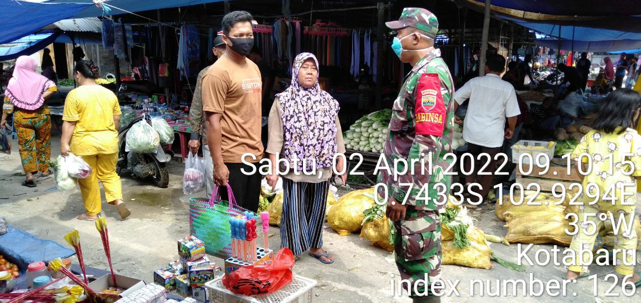 Babinsa Koramil 09/Kemuning Sampaikan Soal Protokol Kesehatan ke Warga di Pasar