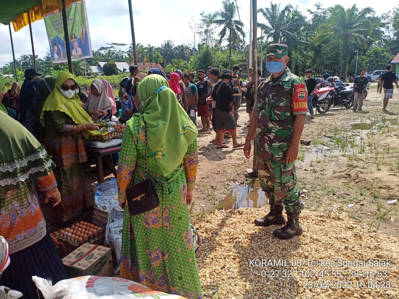 Desa Harapan Jaya Adakan Bazar Murah, Babinsa 03/Tempuling Ikut Serta Bantu Kegiatan Bazar