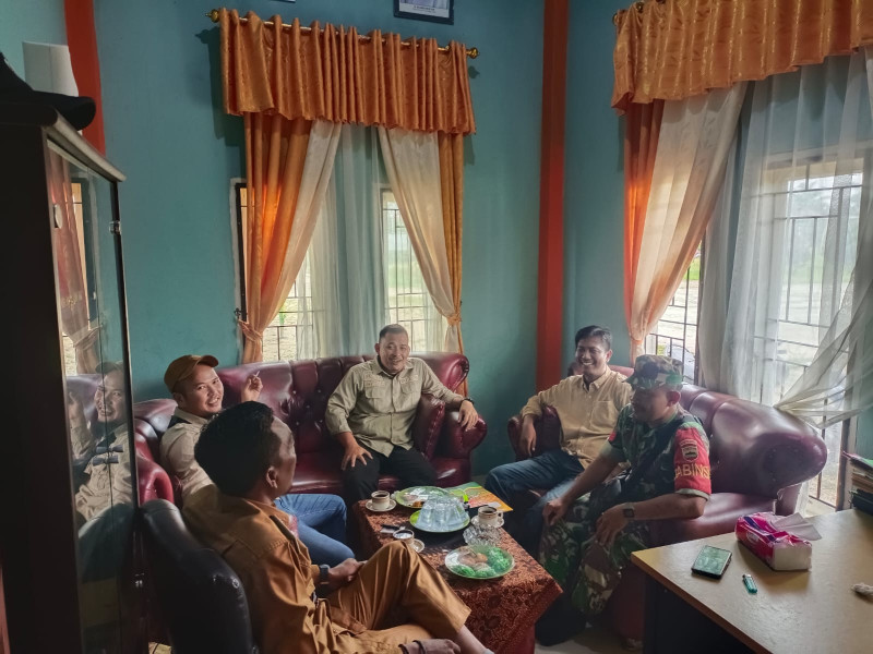 Melalui Komsos, Babinsa Koramil 03/Tpl Himbau Dalam Pelaksanaan Pilkada Jangan Sampai Golput