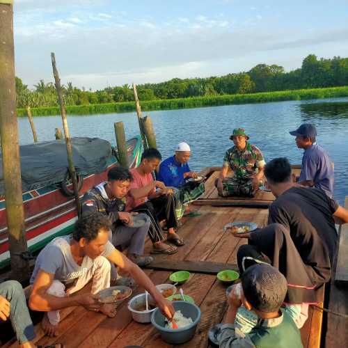 Dengan Kebersamaan, Babinsa Koramil 04/Kuindra Wujudkan Komsos Bersama Warga