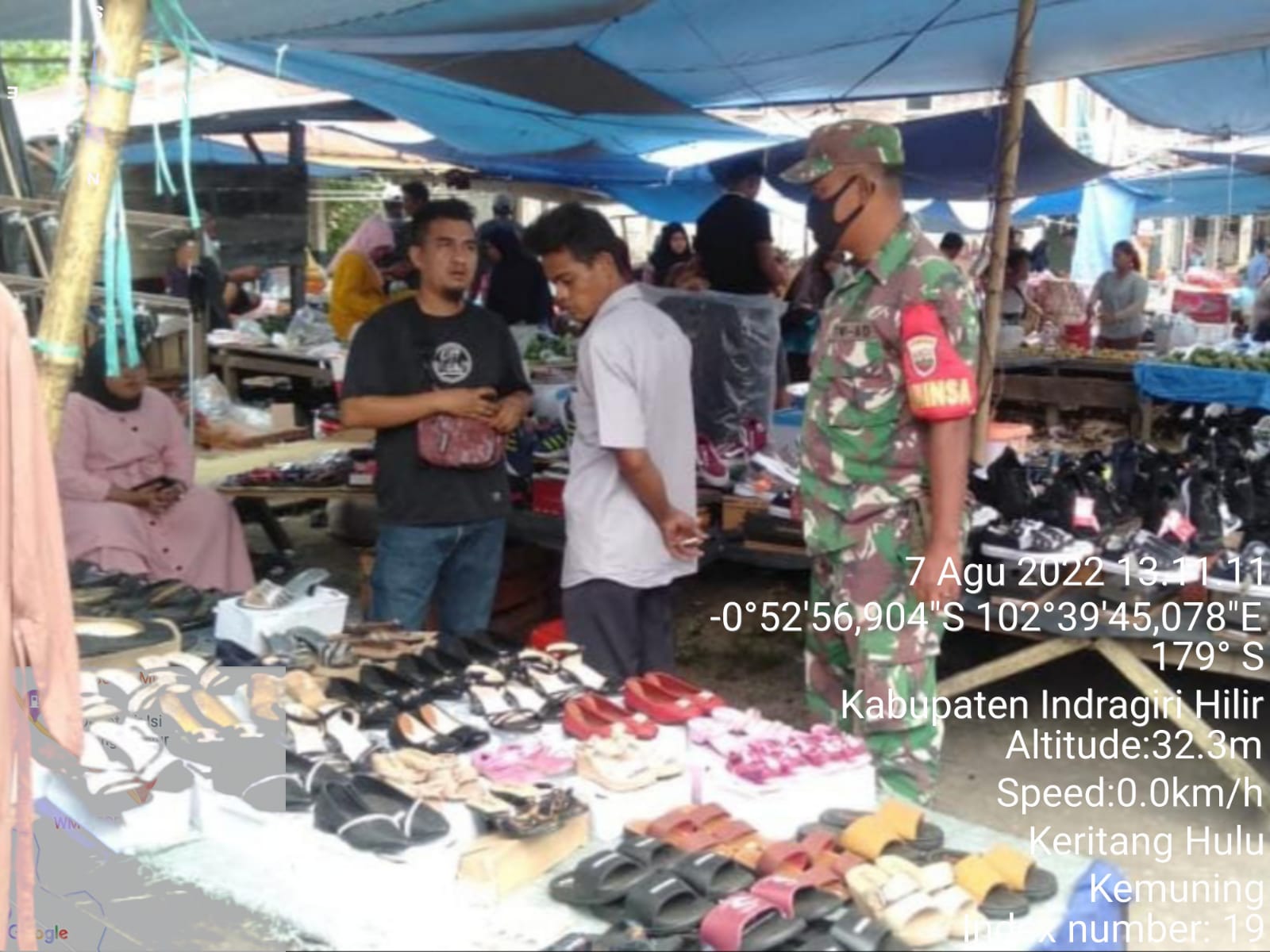 Personel Koramil 09/Kemuning Tegakkan Disiplin Prokes di Desa Sekayan