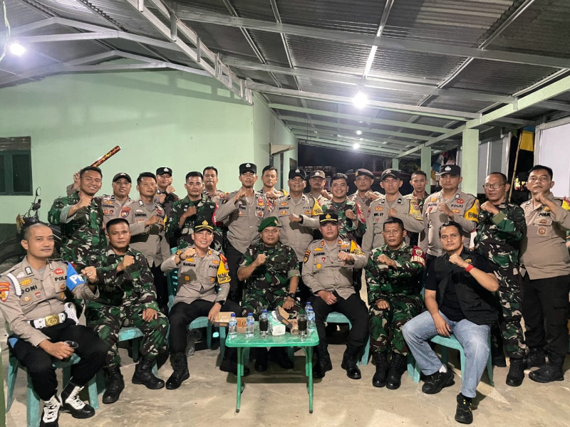 Ucapkan HUT TNI, Polsek Kempas dan Polsek Tempuling Berikan Surprise ke Koramil 03/Tempuling Ucapkan HUT TNI, Polsek Kempas dan Polsek Tempuling Berikan Surprise ke Koramil 03/Tempuling